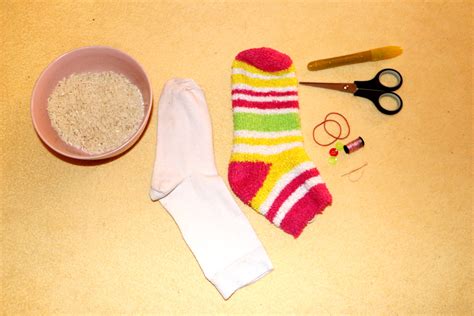 Detailný postup výroby snehuliaka z ponožky s ryžou