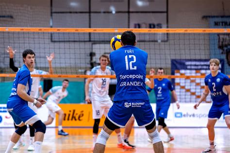 Mužský volejbalový tím VKP Bystrina SPU Nitra počas zápasu