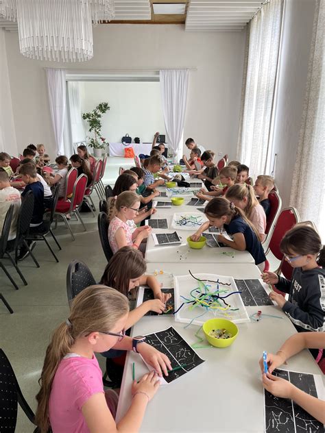 Záber na budovu školy a školské aktivity