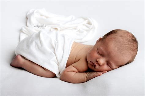 Ilustračná fotografia bábätka v krstovom oblečení.