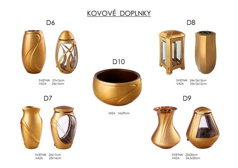 Koláž rôznych doplnkov k chlapčenskému krstovému oblečeniu (čiapky, topánočky, bolerká).