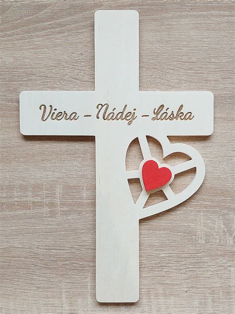 ilustrácia - ruky držiace kríž, jemné svetlo, symbolizujúce nádej a vieru