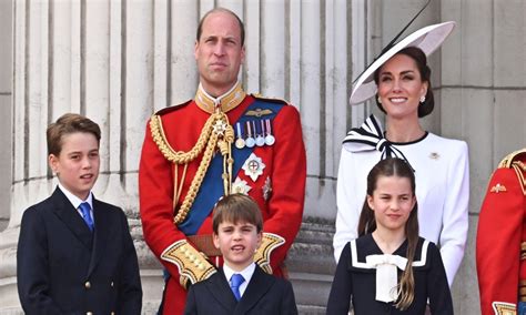 Fotografia princa Williama a Kate Middleton pri prvom bozku na balkóne Buckinghamského paláca
