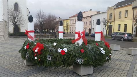Širokouhlý záber na gigantický adventný veniec v Košeci obopínajúci miestny amfiteáter