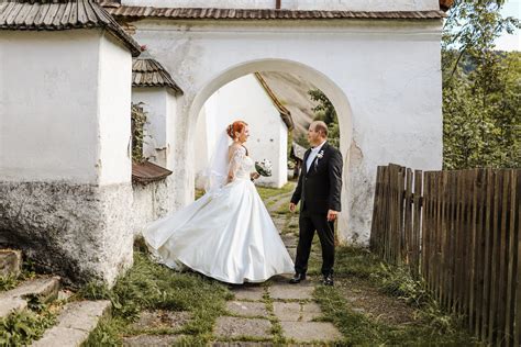 Exteriér historického kaštieľa v Oščadnici obklopený zeleňou, vhodný pre svadobné fotenie