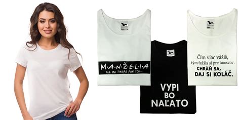 Koláž vtipných predmetov, ako sú tričká s nápismi, veselé hrnčeky a párty doplnky