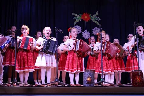 Deti vystupujú na vianočnej besiedke