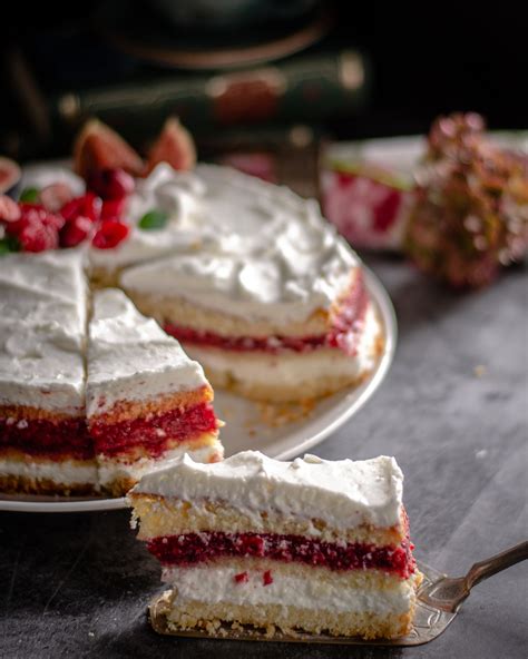 Obrázok torty s malinami a bielym krémom, ozdobená kokosom