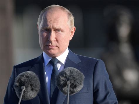 Detailný záber na tvár Vladimira Putina počas televízneho prejavu s naznačením oblastí, ktoré vyvolali diskusie o digitálnej manipulácii