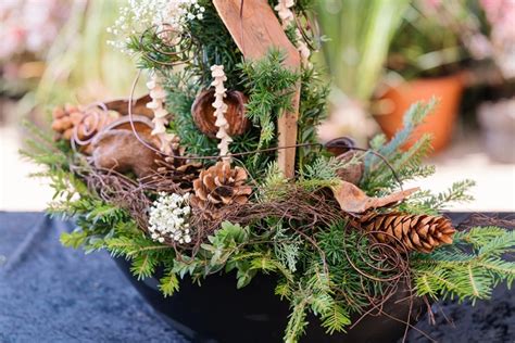 Dekorácia s prírodnými prvkami - vetvičky, šišky a sviečky