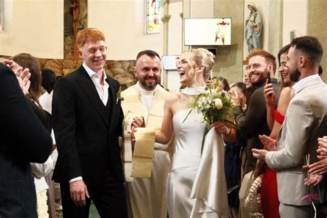 Deti v elegantných vianočných šatách a s košieľkou s motýlikom