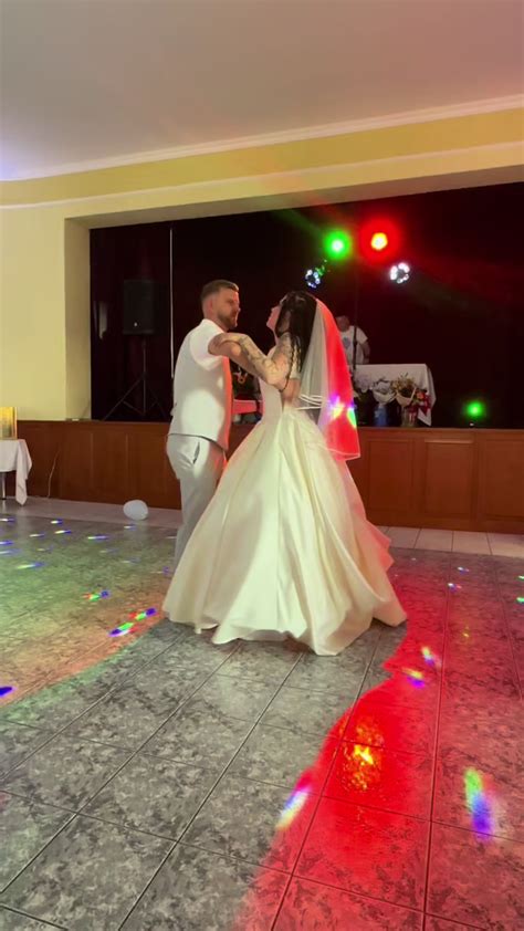 svadobný parket plný tancujúcich hostí