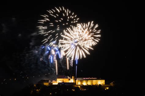 ohňostroj osvetľujúci nočnú oblohu nad svadobnou sálou