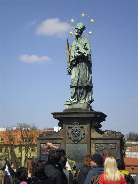 Socha sv. Jána Nepomuckého na Karlovom moste v Prahe