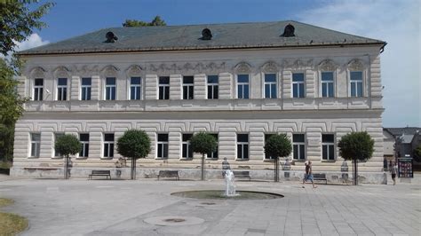 Atmosférická fotografia zasneženého Námestia Matice slovenskej s vianočnou výzdobou a pódiom