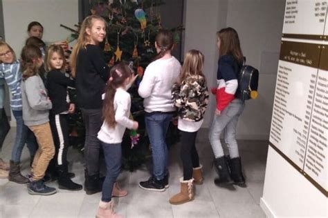 Deti ozdobujú vianočnú špirálu