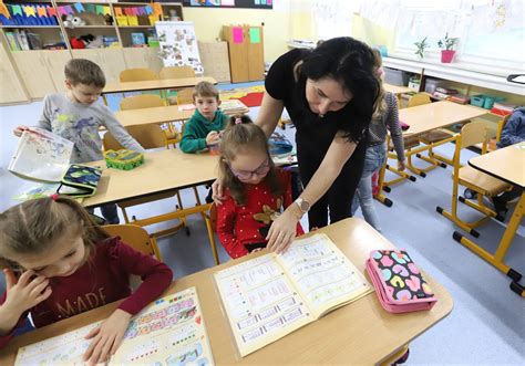ilustrácia detí v školských laviciach, symbolizujúca spomienky na základnú školu
