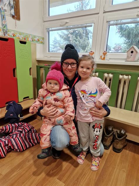 fotografia učiteľa s úsmevom, ktorý pomáha žiakovi