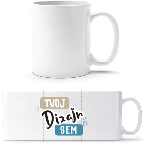 Muž držiaci personalizovaný hrnček s vlastnou potlačou.