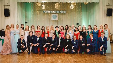 ilustračné foto stužkovej slávnosti so zelenými stuhami a slávnostne oblečenými študentmi