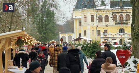 Fotografia vianočne vyzdobeného kaštieľa Betliar