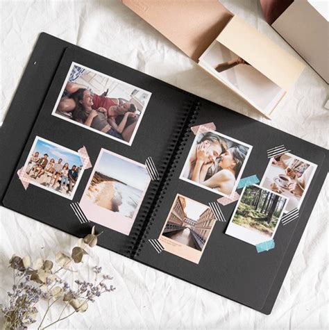 Ukážka scrapbooku s nalepenými fotografiami a milými ručne písanými odkazmi