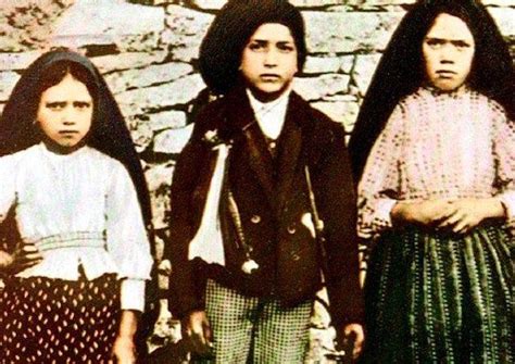 ilustračné foto troch fatimských detí Lucie, Františka a Hyacinty v dobovom oblečení na pastvinách