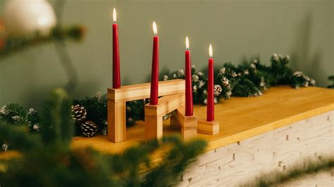 Ilustračná fotografia prírodného dreveného vianočného svietnika s ozdobami