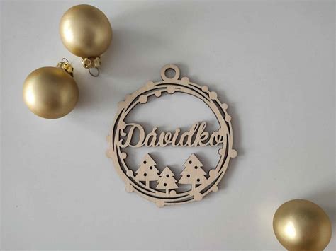 Detailný záber na drevené ozdoby svietnika - stromčeky a srdiečka