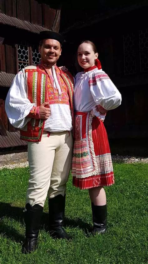 ilustrácia znázorňujúca tradičný folklórny kroj z Horehronia