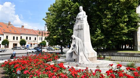 Fotografia sochy Františky Andrássyovej v Rožňave s vencom a zapálenými sviecami