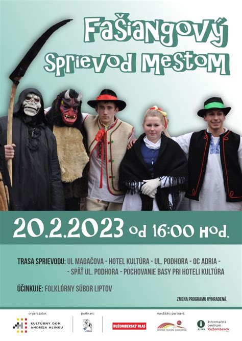 Fotografia z fašiangového sprievodu s maskami a hudobníkmi v slovenskej dedine