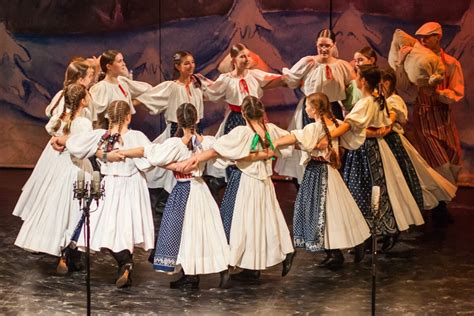 Ilustračné foto folklórneho súboru Malý Vtáčnik v krojoch
