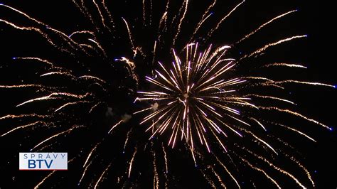 Ilustračná fotografia zachytávajúca atmosféru osláv nového roka, napríklad s pohárom šampanského a ohňostrojom v pozadí.