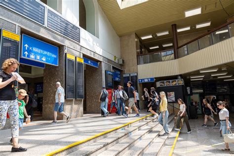 Záber na hlavnú postavu Toulu a jej rodinný klan počas výletu v Grécku