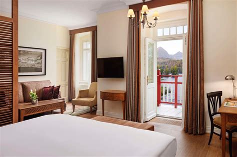 interiér útulne zariadenej izby s výhľadom na jazero