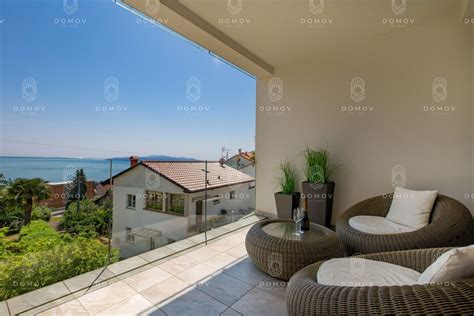 hotelová reštaurácia so zastrešenou terasou a výhľadom na jazero