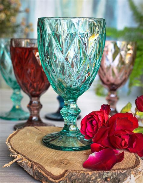 Ilustračná fotografia rôzne ozdobených pohárov na koktejl