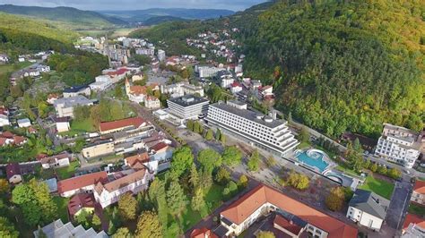 Zimná atmosféra kúpeľného mesta Trenčianske Teplice s osvetlenou kolonádou