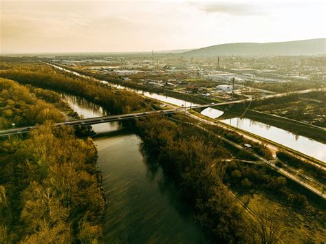 Tematické foto zelenej stužky pripnutej na saku