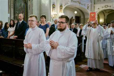 Ilustrácia tímu študentov, ktorí spoločne plánujú a diskutujú nad rozložením stužkovej slávnosti
