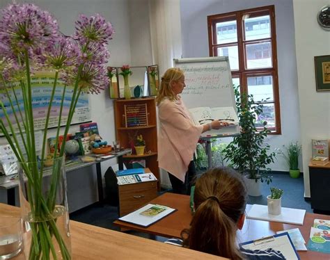 Ilustrácia študentov tancujúcich s rodičmi na stužkovej