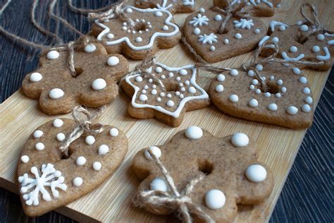 Vykrajovanie vianočných ozdôb zo slaného cesta pomocou formičiek