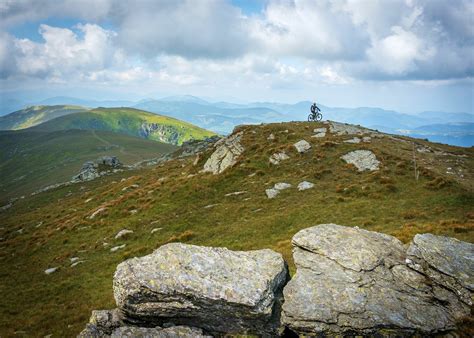 panoramatický záber na masív Kráľovej hole s vyznačenými prameňmi štyroch riek