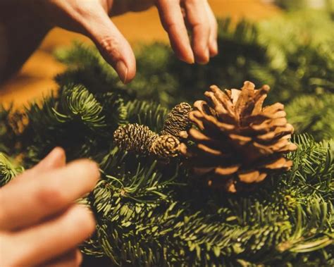Ukážka použitia tavnej pištole pri výrobe adventného venca