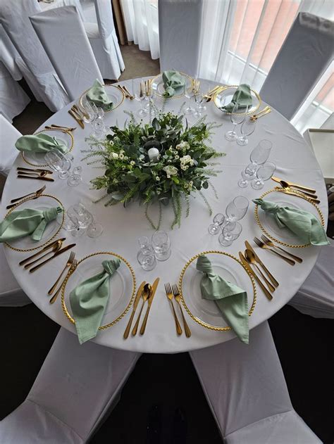 Ilustračné foto: Svadobný stôl s dekoratívnym zrkadlom