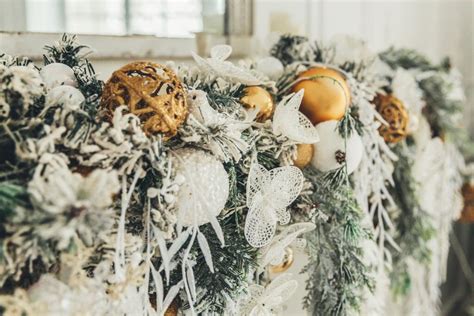 Ilustračná fotografia útulne zariadeného obývacieho priestoru s vianočnými dekoráciami.