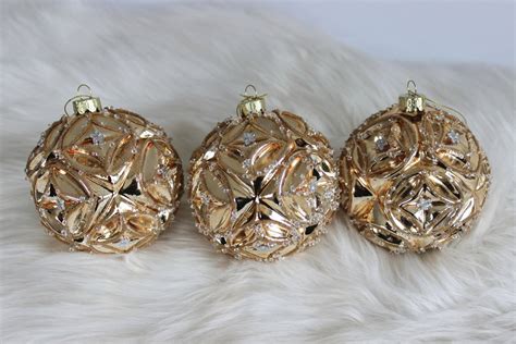 Detailne zábery na rôzne vianočné ozdoby - sklenené gule, drevené figúrky, zvončeky.