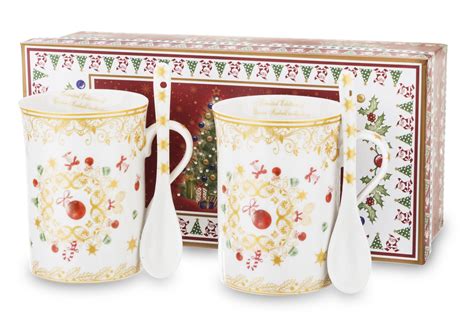 Atraktívna fotografia vianočných hrnčekov s horúcimi nápojmi a varenej čokolády.