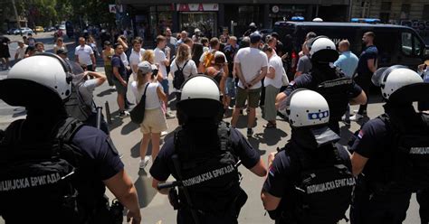 študenti demonštrujúci na ulici